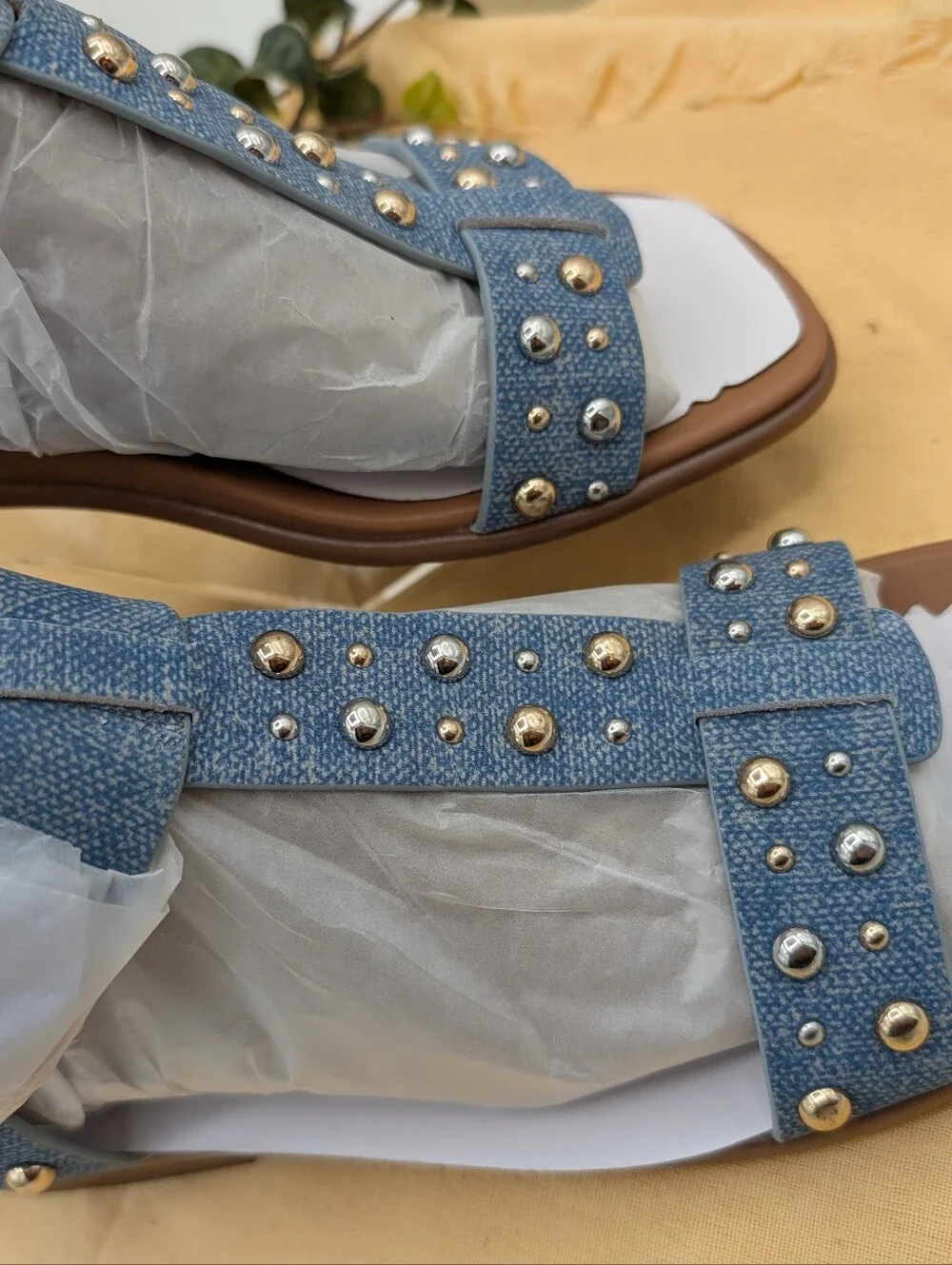 Naturalizer Brandy Stud Blue Denim Sandals Women's Size 8 Comfort T-Strap Low...